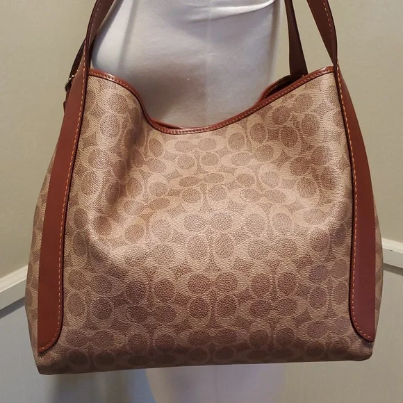 Like NEW Coach Hadley Hobo Bag In Signature Canvas - Picture 6 of 15